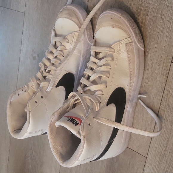 Nike l Blazers l Size 6.5 YWhite and Black High-Top Sneakers - Picture 2 of 6